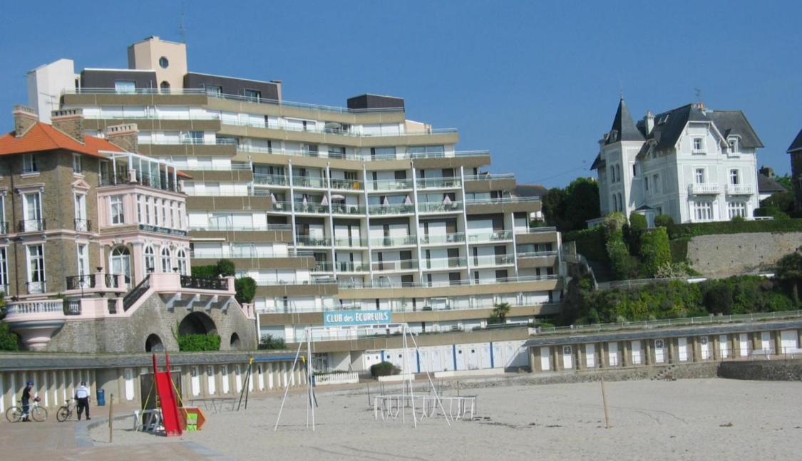 Le Crystal Hotel